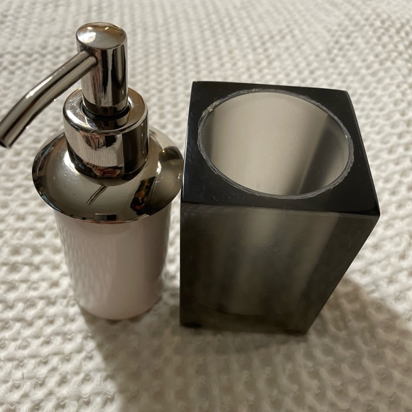 Waterworks Floe Soap Dispenser Frosted - Picture 5 of 5